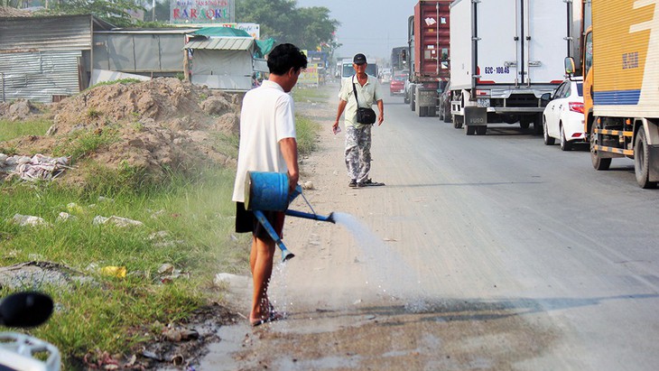 Xả trạm thu phí, cầu Rạch Miễu vẫn thất thủ - Ảnh 1.