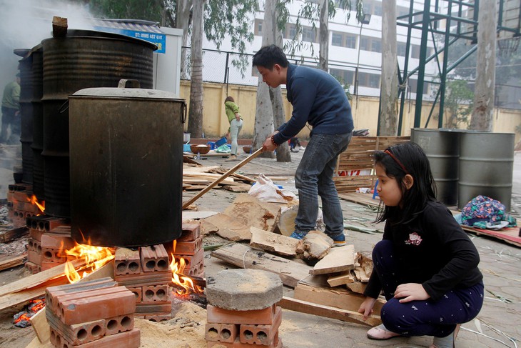 Cựu học sinh Hà Nội gói 2018 bánh chưng tặng người nghèo - Ảnh 4.