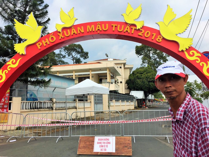 Làm phố xuân bán vé ở bờ hồ Trúc Giang, dân Bến Tre bức xúc - Ảnh 1. Làm phố xuân bán vé ở bờ hồ Trúc Giang, dân Bến Tre bức xúc - Ảnh 1.