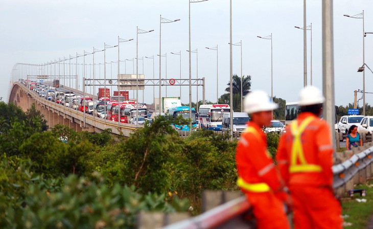 Kẹt trên 500m, không cho xe vào đường cao tốc - Ảnh 1.