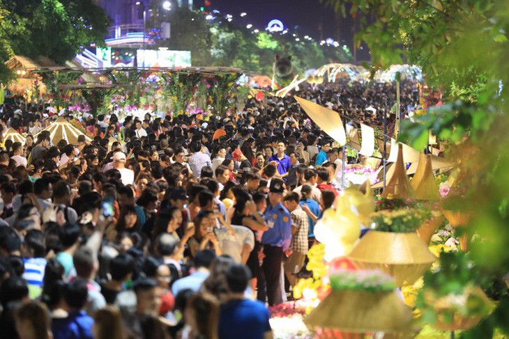 Người dân cần cảnh giác khi du xuân tại đường hoa Nguyễn Huệ - Ảnh 2. Người dân cần cảnh giác khi du xuân tại đường hoa Nguyễn Huệ - Ảnh 2.