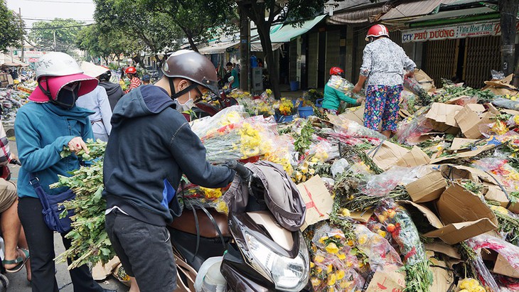 Vỡ trận, chợ hoa sỉ lớn nhất Sài Gòn thành núi rác chiều 30 Tết - Ảnh 1.