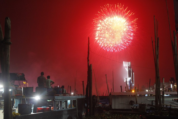 Pháo hoa rực trời chào đón năm mới Mậu Tuất 2018 - Ảnh 9.