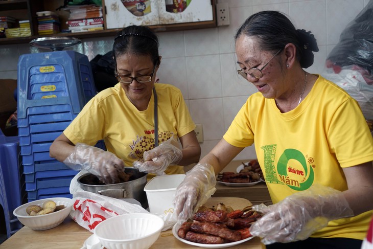 Tuổi Trẻ và bạn đọc khao các bé ung thư mâm cỗ tết - Ảnh 2. Tuổi Trẻ và bạn đọc khao các bé ung thư mâm cỗ tết - Ảnh 2.