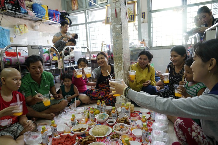 Tuổi Trẻ và bạn đọc khao các bé ung thư mâm cỗ tết - Ảnh 1. Tuổi Trẻ và bạn đọc khao các bé ung thư mâm cỗ tết - Ảnh 1.