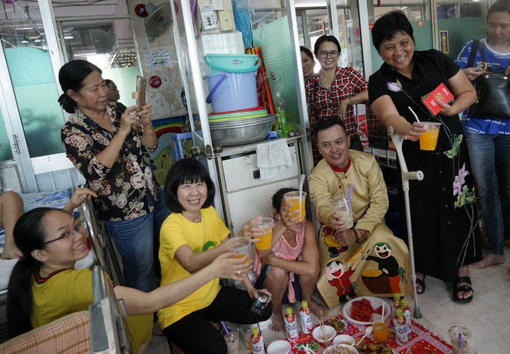 Tuổi Trẻ và bạn đọc khao các bé ung thư mâm cỗ tết - Ảnh 3. Tuổi Trẻ và bạn đọc khao các bé ung thư mâm cỗ tết - Ảnh 3.