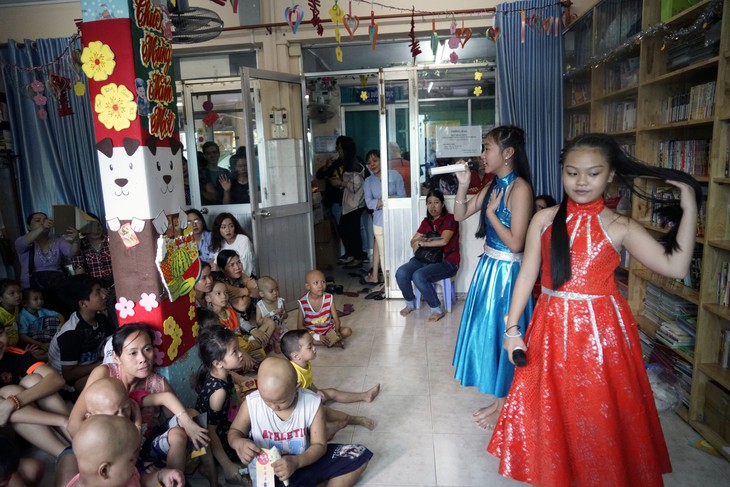 Tuổi Trẻ và bạn đọc khao các bé ung thư mâm cỗ tết - Ảnh 4. Tuổi Trẻ và bạn đọc khao các bé ung thư mâm cỗ tết - Ảnh 4.