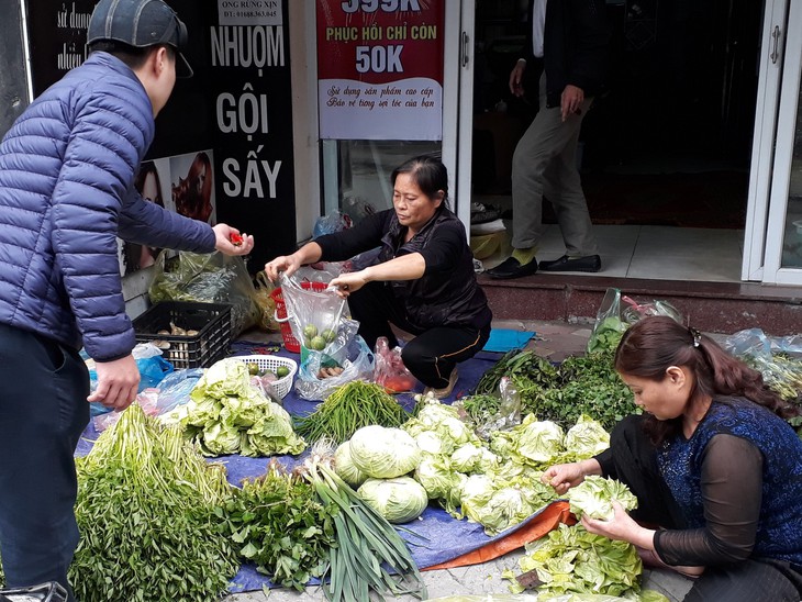 Rau ở Hà Nội đắt 4-5 lần so với ngày thường, mai sẽ giảm? - Ảnh 1.