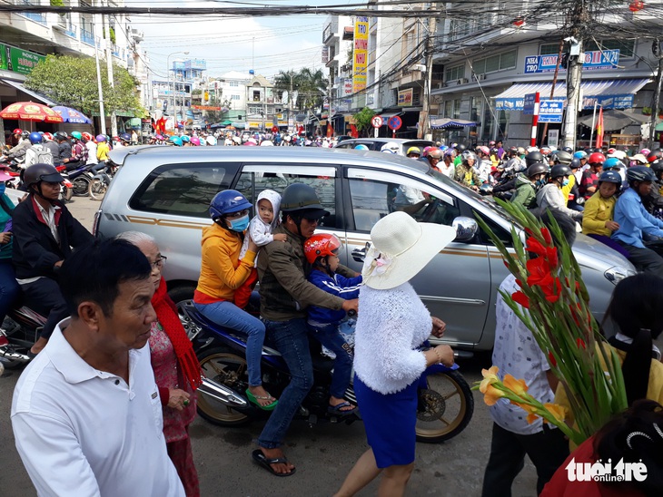 Núi Sam miễn vé, hàng trăm ngàn người đến cúng viếng chùa Bà - Ảnh 1.