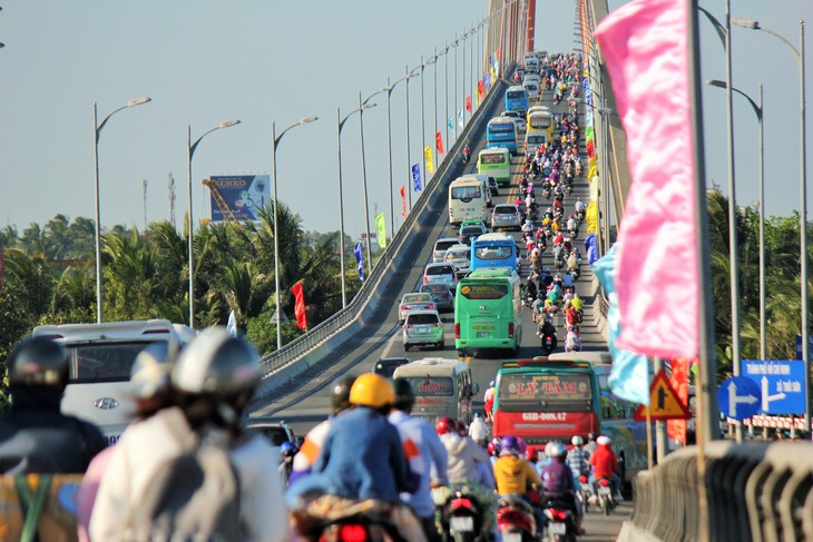 Hàng vạn xe lên Sài Gòn, trạm cầu Rạch Miễu tạm ngưng thu phí - Ảnh 5.