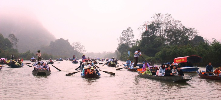 Trời đổ mưa lớn, khai hội chùa Hương vẫn đông vui - Ảnh 1.