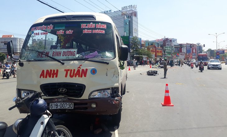 Xe khách tông hàng loạt xe máy trên quốc lộ 13 - Ảnh 1.