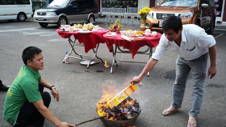 Nếu có đốt vàng mã thì cũng nên giản tiện nhất có thể - Ảnh 1.