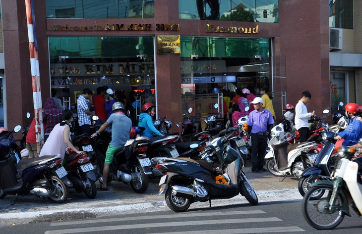 Người dân Vũng Tàu chen nhau mua vàng, heo quay - Ảnh 1. Người dân Vũng Tàu chen nhau mua vàng, heo quay - Ảnh 1.