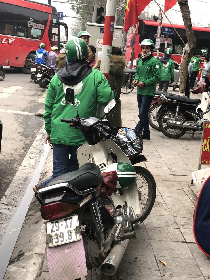 Xe ôm GrabBike nhái tràn lan Hà Nội - Ảnh 2.