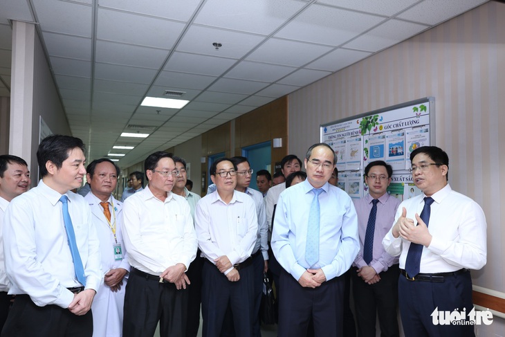 Lãnh đạo TP.HCM chúc mừng ngày thầy thuốc VN 27-2 - Ảnh 1.