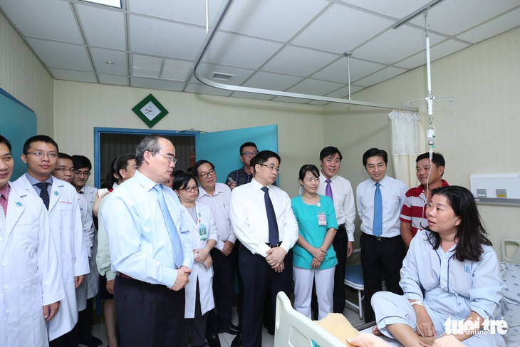 Lãnh đạo TP.HCM chúc mừng ngày thầy thuốc VN 27-2 - Ảnh 2.