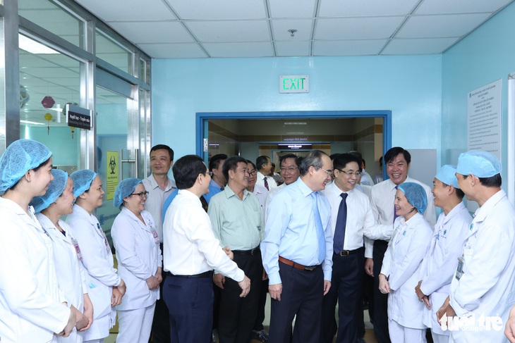 Lãnh đạo TP.HCM chúc mừng ngày thầy thuốc VN 27-2 - Ảnh 4.