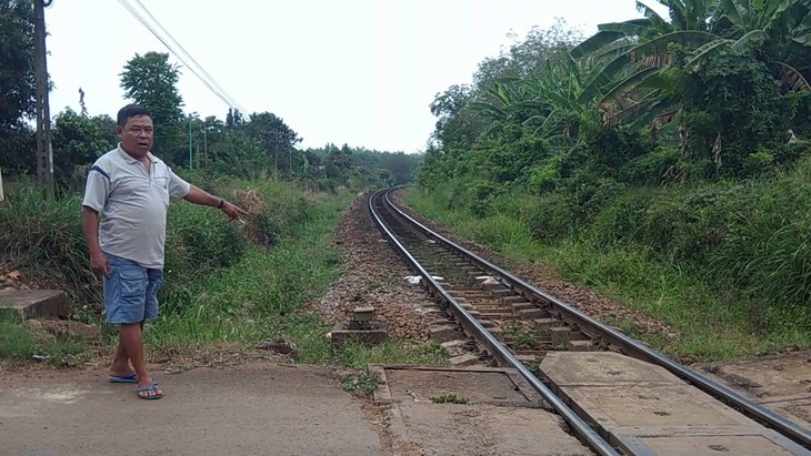 Hai tàu hỏa đối đầu ở Dầu Giây, tàu khách vượt đèn đỏ? - Ảnh 1.