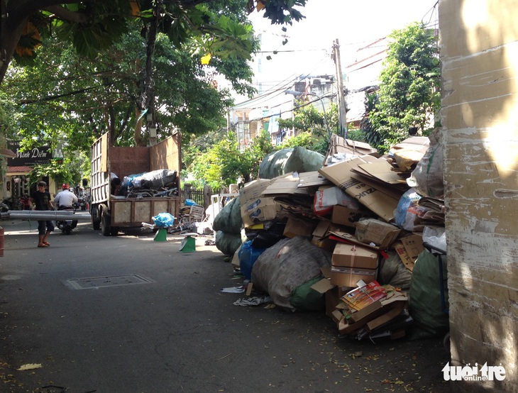 Vận chuyển ve chai cản trở giao thông - Ảnh 1. Vận chuyển ve chai cản trở giao thông - Ảnh 1.