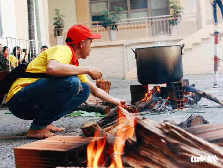 Sinh viên miền Nam gói bánh chưng xanh - Ảnh 12.