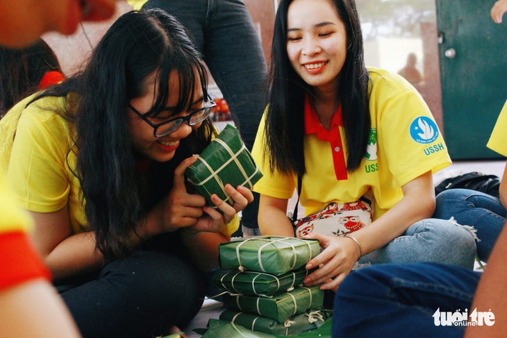 Sinh viên miền Nam gói bánh chưng xanh - Ảnh 3.