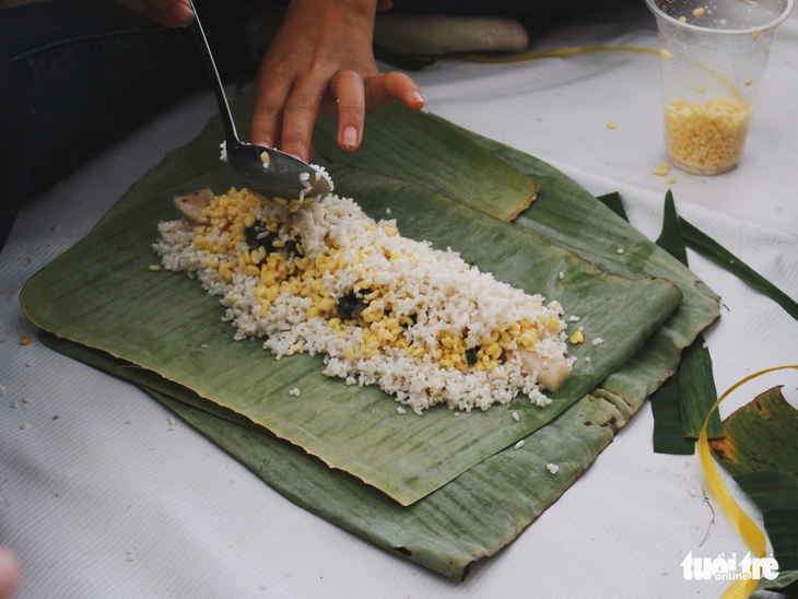 Sinh viên miền Nam gói bánh chưng xanh - Ảnh 4.