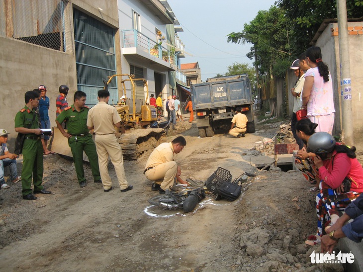 Xe tải lùi bất cẩn, một nữ sinh bị cán chết trên đường đi học về - Ảnh 1.