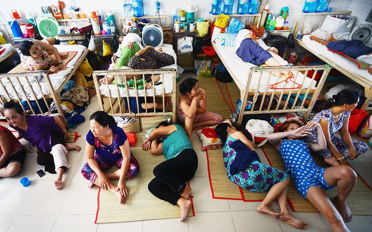 Bệnh viện đã quá tải lại gặp khó vì bảo hiểm 'treo' tiền giường - Ảnh 2.