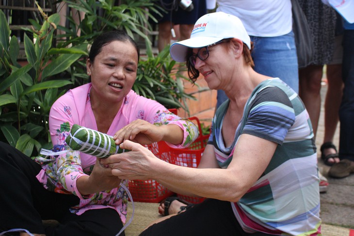 Du khách Ba Lan học gói bánh tét - Ảnh 1.