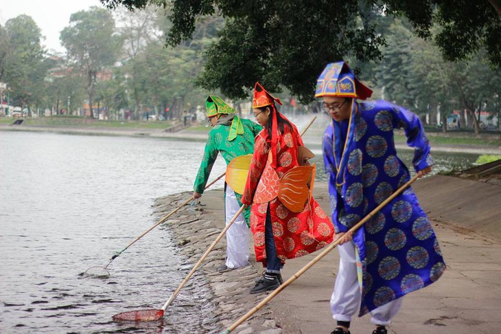 Táo Quân dọn rác bên hồ - Ảnh 1.