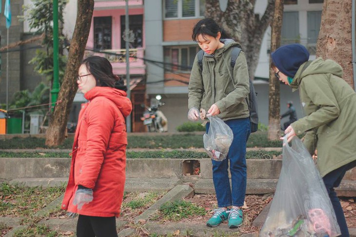 Táo Quân dọn rác bên hồ - Ảnh 2.