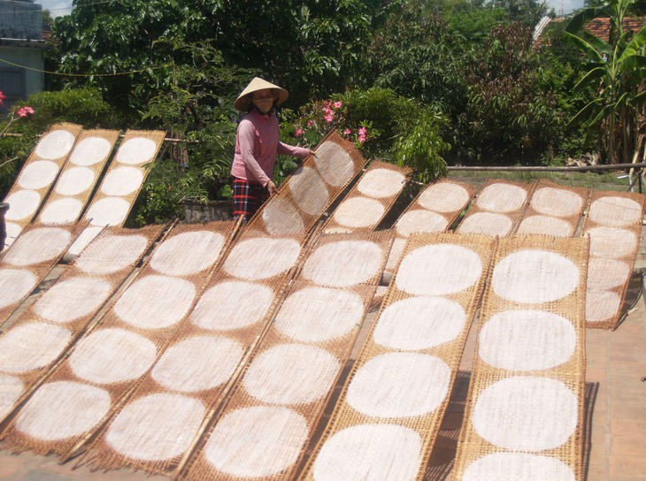 Tết này tôi lại ăn cái bánh tráng nửa nắng! - Ảnh 1.