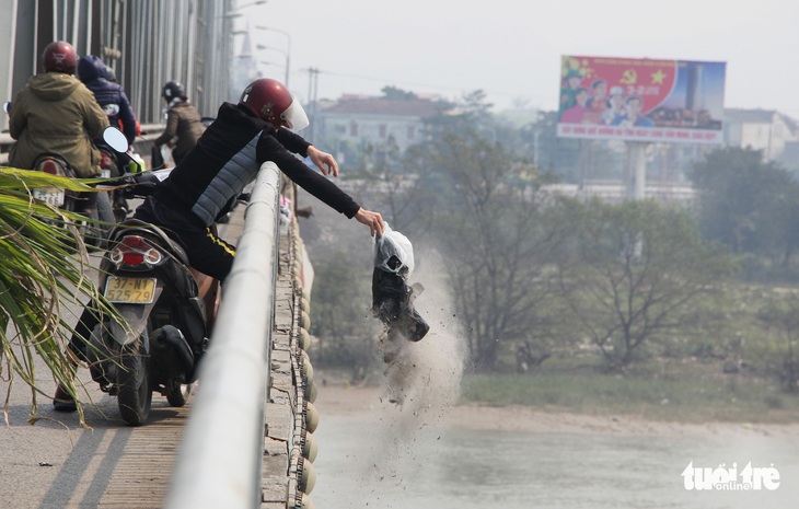 Sông Lam ‘hứng’ vàng mã và cả bàn thờ ngày tiễn ông Táo - Ảnh 5. Sông Lam ‘hứng’ vàng mã và cả bàn thờ ngày tiễn ông Táo - Ảnh 5.