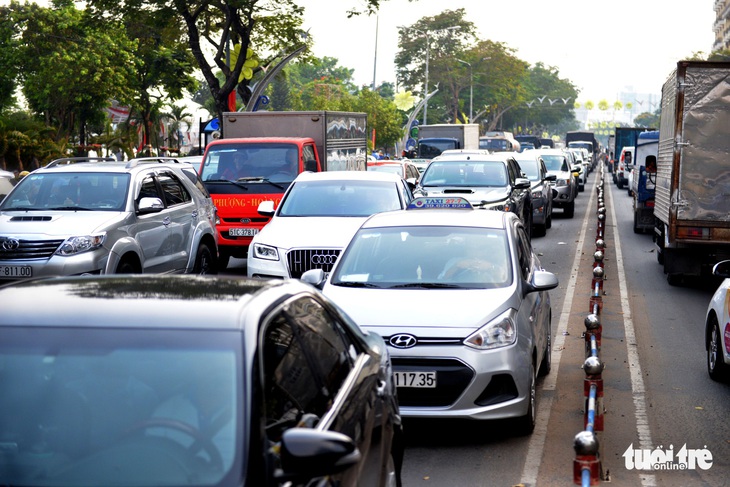 Giao thông trung tâm Sài Gòn hỗn loạn trong chiều 23 Tết - Ảnh 1.