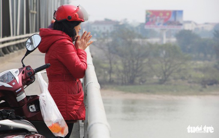 Thả cá tiễn ông Táo, đổ cả... đồ thờ xuống hồ Tây - Ảnh 9.