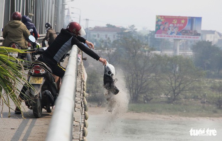 Thả cá tiễn ông Táo, đổ cả... đồ thờ xuống hồ Tây - Ảnh 12.