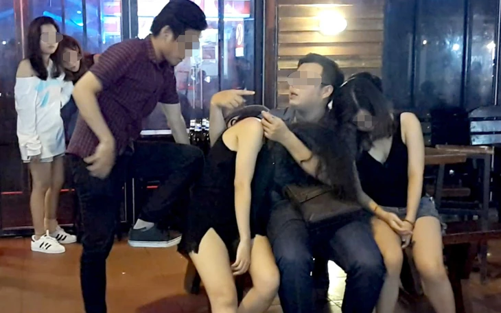 Ép người khác lên hát trong bữa tiệc, thói quen nên bỏ! - Ảnh 2.