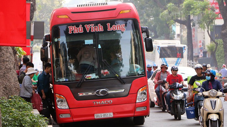 Xe đò đường phố nhộn nhịp cạnh tranh xe trong bến - Ảnh 2. Xe đò đường phố nhộn nhịp cạnh tranh xe trong bến - Ảnh 2.
