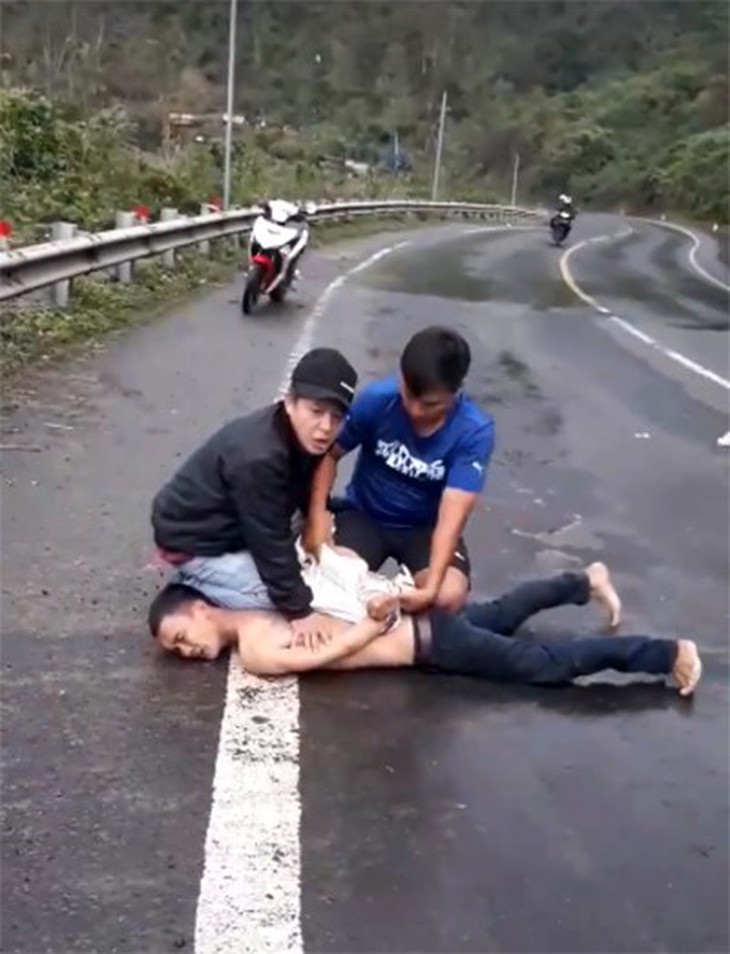 Dùng ôtô truy đuổi, bắt trộm xe máy trên đèo Cả - Ảnh 1. Dùng ôtô truy đuổi, bắt trộm xe máy trên đèo Cả - Ảnh 1.