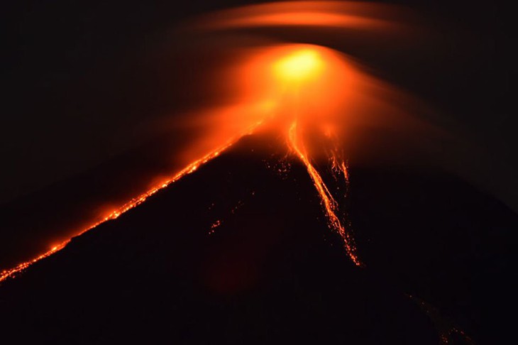 Philippines ban bố tình trạng thiên tai khi Mayon phun nham thạch đỏ rực - Ảnh 4.