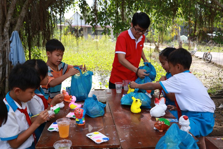 Báo Tuổi Trẻ tặng tủ sách cho học sinh khó khăn - Ảnh 2.