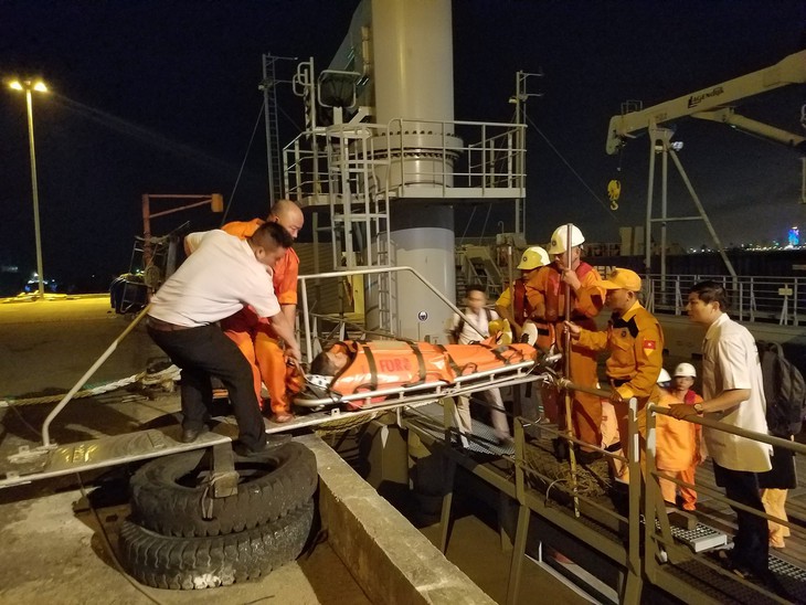 Cứu thuyền viên Philipines bị nạn ở Hoàng Sa - Ảnh 3. Cứu thuyền viên Philipines bị nạn ở Hoàng Sa - Ảnh 3.