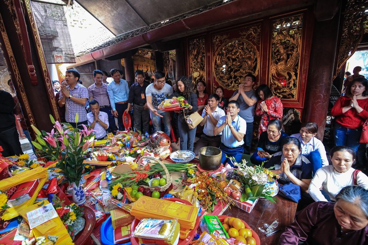 Đại biểu ném tiền, cướp lộc tại đền Trần sẽ bị phê bình nhắc nhở - Ảnh 1.