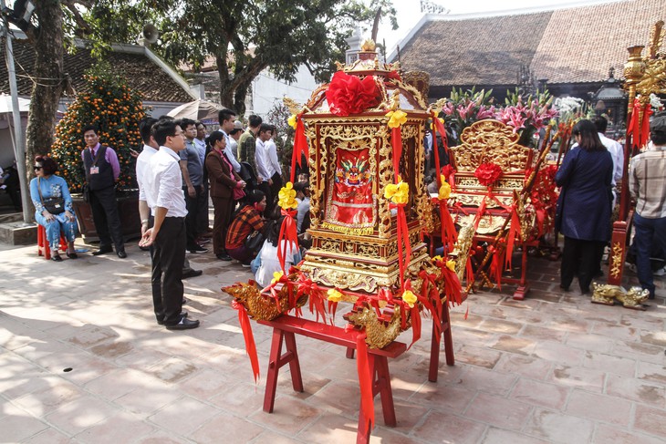 Đại biểu ném tiền, cướp lộc tại đền Trần sẽ bị phê bình nhắc nhở - Ảnh 4.