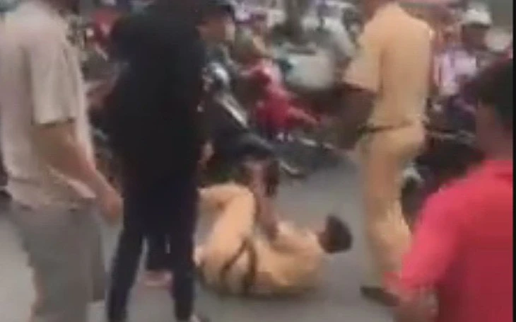 Vụ đẩy CSGT vào đầu xe tải: Vì sao người vi phạm ngày càng manh động? Ngăn chặn ra sao? - Ảnh 3.