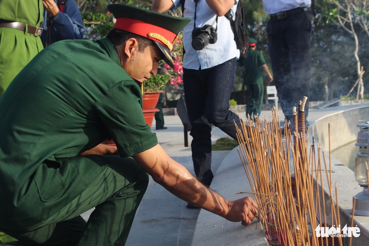 Lãnh đạo tỉnh Khánh Hòa và huyện Trường Sa tưởng niệm liệt sĩ Gạc Ma - Ảnh 8.