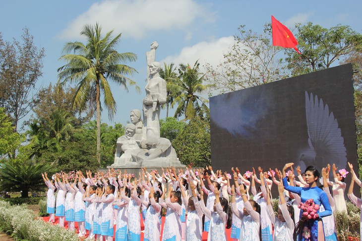 504 đóa hồng chia sẻ nỗi đau 50 năm thảm sát Sơn Mỹ - Ảnh 9.