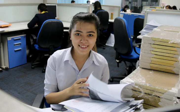 Cô gái mồ côi mà phóng viên Tuổi Trẻ năn nỉ bước vào giảng đường 10 năm trước, giờ thế nào? - Ảnh 2.