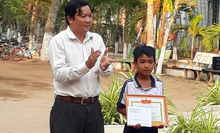 3 học sinh lớp 2 trả ví tiền và điện thoại cho người mất - Ảnh 1. 3 học sinh lớp 2 trả ví tiền và điện thoại cho người mất - Ảnh 1.